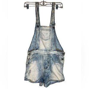 Super cute and fitted short overalls.
